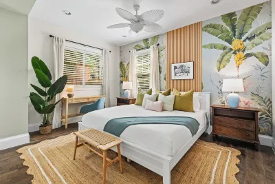 Lux WPB Oasis, Pool/Spa, Game Room,  Sleeps 12!