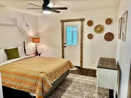 Bison Hall 5, No cleaning fee, Near Harding