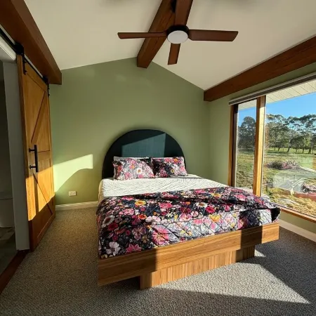 Craftsman Stone and Wood Cottage. Family Farm Stay at MaddOx Farm in Burrawang