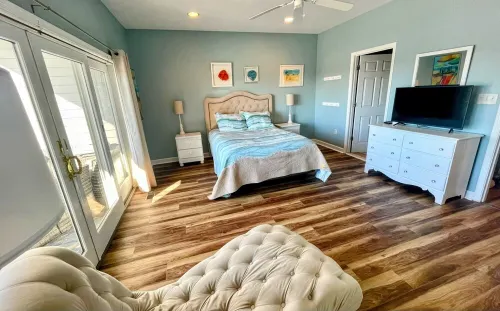 NEW: Spacious 4-BR townhome with marina & bay views, pool and easy beach access.