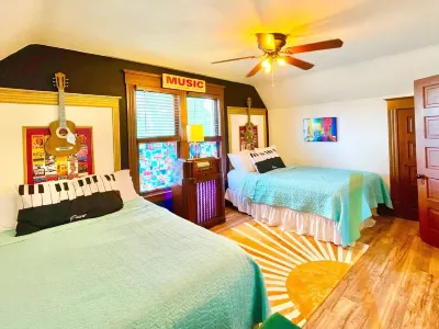 Arcade House! Massive game room, hot tub, firepit, grill, games 일리노이 웨슬리언 대학 주변 호텔