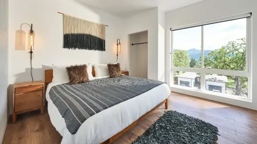 Two-bedroom suite-located downtown White Salmon, suite 4