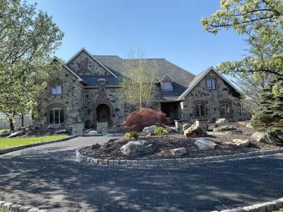 慄山鄉村莊園 Rose's Creekside Cottage附近的飯店