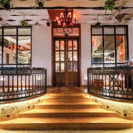 Arnna Hotel - Goregaon Отели рядом с достопримечательностью «Торговый Центр Оберои»