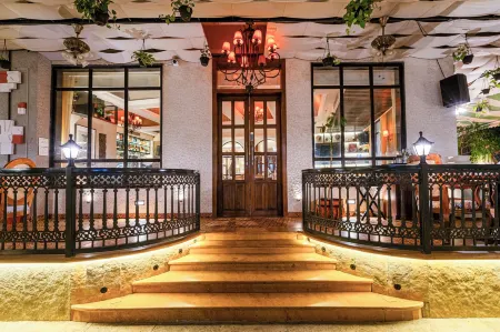 Arnna Hotel - Goregaon Отели рядом с достопримечательностью «Madh Island»