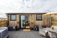 Willows Rest - 1 Bed Shepherds Hut - Pentlepoir Hotels in East Williamston