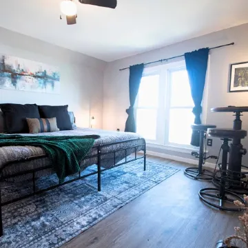Tipp Hill Home, near local eateries and pubs, walkable, near SU and Hospitals