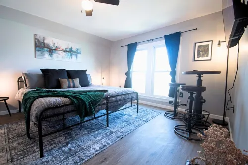 Tipp Hill Home, near local eateries and pubs, walkable, near SU and Hospitals