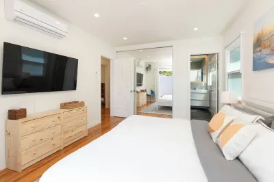 Stunning Venice Hideaway with Private Deck & Yard! Minutes to everything! Hotels near Venice Canal Historic District