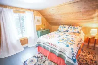Lake Street Retreat: Charming Getaway with Stunning Lake View Sunsets