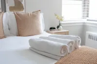 Lakeside Spacious Serenity: 1BR/1BA near LoyolaPark Hotels near Indian Boundary Park Cultural Center