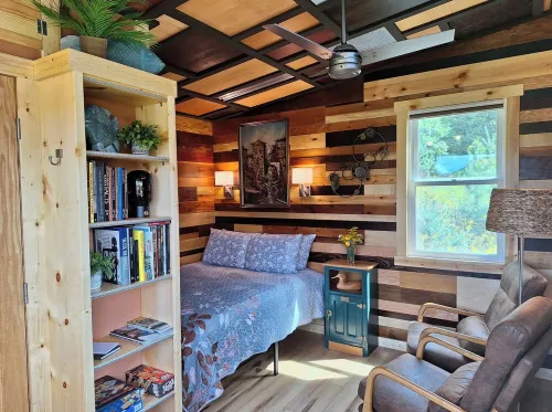 "Cozy Secluded Tiny House with Mountain Views, Short Walk from Parking"