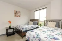 Adorable 2bed Apt with balcony & Rooftop Pool with stunning city skyline views