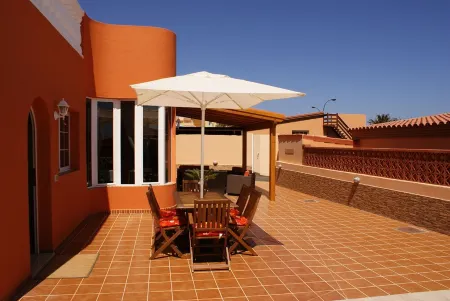 4 Bed Villa in Town, 10m Pool, Kid Slide, Pool Fence, BBQ, Outdoor Lounges