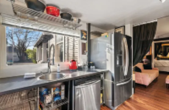 Classy Couve Walkable Downtown Apartment