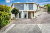 BELLA VISTA. Large Family Home. Views Forever.