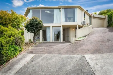 BELLA VISTA. Large Family Home. Views Forever. Отели в г. Беллерайв