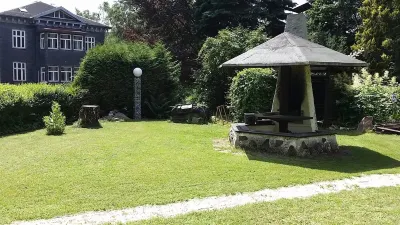 Modernly Furnished Bungalow with Fireplace, Surrounded by Greenery. Отели рядом с достопримечательностью «Schloss Reinhardsbrunn»