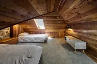 Cozy retreat, newly renovated with loft, hot tub, creek access, pet friendly