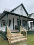 The Guides House • Cozy Main St Stay with Porch Views - 홈스테이