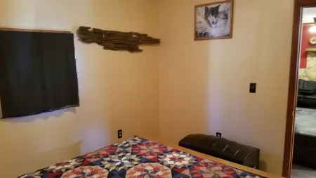 Iris's lake house w/2 kayaks and lake access, hammock,16x16ft deck w/ lake veiw