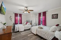 Roaring 20s Vintage Craftsman Home Downtown, Hot Tub, Pool Table