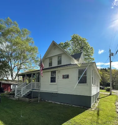 Waterfront cottage with views of 2 lighthouses that's close to Popham Beach Hotels in Phippsburg