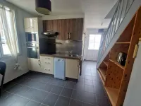 Near Bordeaux center: town house + parking space 瑟農住宿飯店