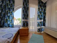 Sunshine Beach House DIRECTLY ON THE LAKE, ROWBOAT, Garden/barbecue island, WiFi Các khách sạn ở 