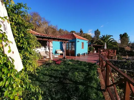La Somadita Tinizara, an intimate Canarian house with views of the sea and the mountains.