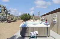 Cozy camper on a horse ranch in desirable Black Rock Cyn,Yucca Valley pool & spa