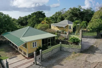The Yellow Retreat,  - Cabin Vacation Rental Hotels near Mt Nevis Summit Trailhead