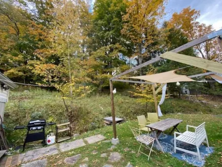 Historic 2BR Home +Patio in Quiet Catskills Hamlet Отели в г. Неверсинк