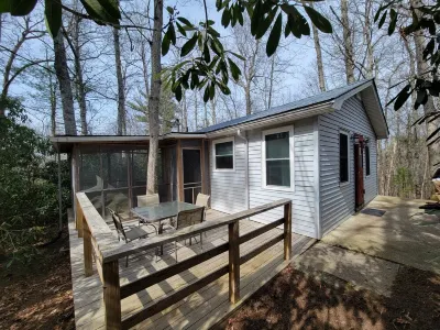 Blue Ridge Mountain Cottage~1 minute from Parkway! Hôtels à proximité de : Christmas Tree Hill Garden Center