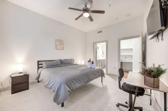 Lavish 1BR apartment with AC, fitness room, WiFi, Pet-friendly