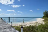 Adorable Pink Cottage-Ocean Front on Coco Bay with a Dock. 25% Fall Discount!