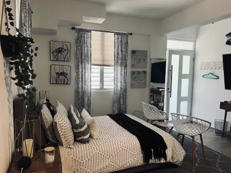 Hidden gem, 4 min drive to Corcega Beach, private house Отели в г. Кальваче