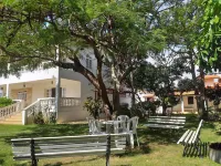 Spacious house to gather family and friends, beach, barbecue, pool and green area