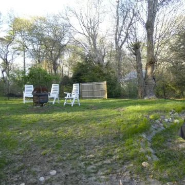 Cape Cod Cottage, Short Walk to Wequaquet Lake Private Beach and Cranberry Bogs