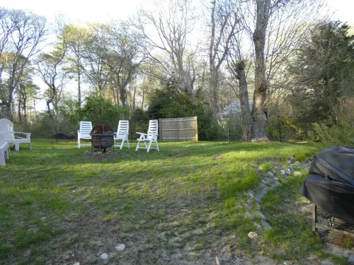 Cape Cod Cottage, Short Walk to Wequaquet Lake Private Beach and Cranberry Bogs
