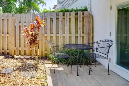 Luxury Beachside Villa - Perfect To Relax After A Fun-Filled Day of Adventure Отели в г. Сателлит Бич