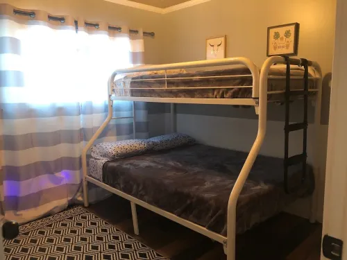 Luxurious Vacation Cottage - Minutes From Ski Resorts And Steps From The Lake!