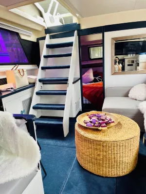 Floating 2 bed 2 bath condo stunning views of the bay