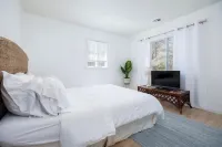 Spacious multiples bedroom house in enchanting Calverton with WiFi, AC