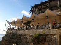 BEACH FRONT & SEAVIEW DELUXE PENTHOUSE APARTMENT