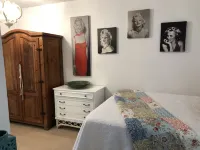 The Cozy Cottage at Cocoa Village-Private Oasis