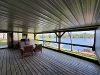 Firefly Hut - Cheerful 6-bedroom cottage with serene beauty Hotels in Parry Sound District