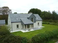 Traditional style cottage free WiFi short walk from Reenroe Beach Ballinskelligs