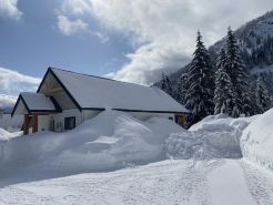 Family cabin sleeps 10 w/ hot tub, games room &  mountain views - 2 mins to base