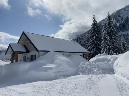 Family cabin sleeps 10 w/ hot tub, games room &  mountain views - 2 mins to base